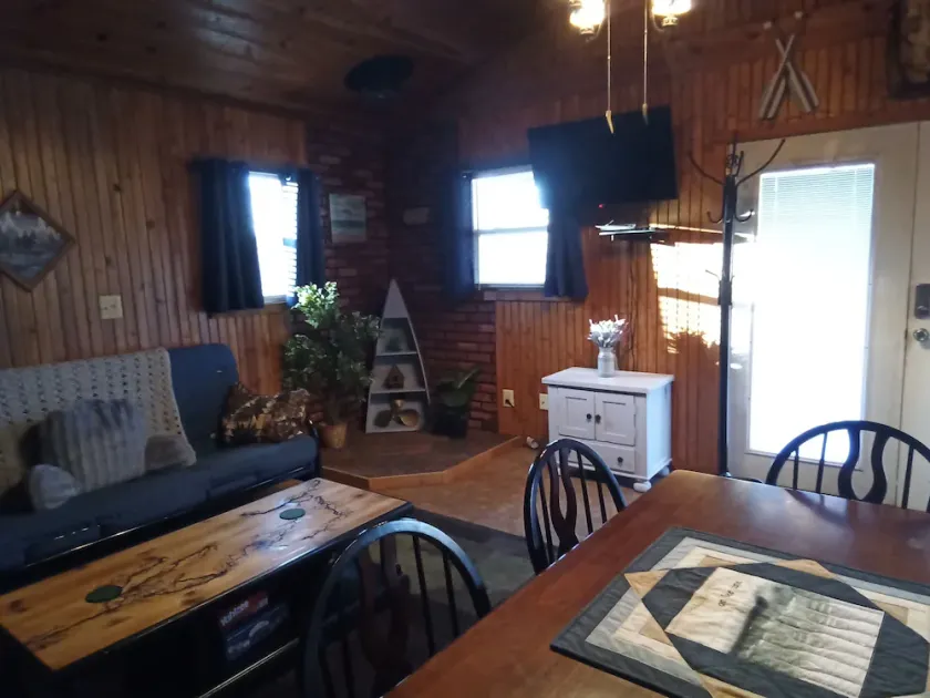 Lake Front Cabin in Quiet Cove - Image 1