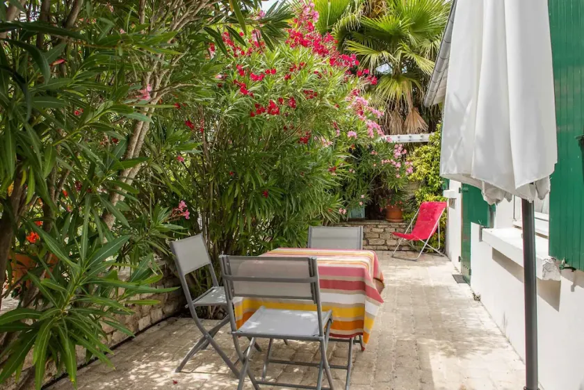 Pleasant, peaceful pavilion in the owners' garden - Image 1