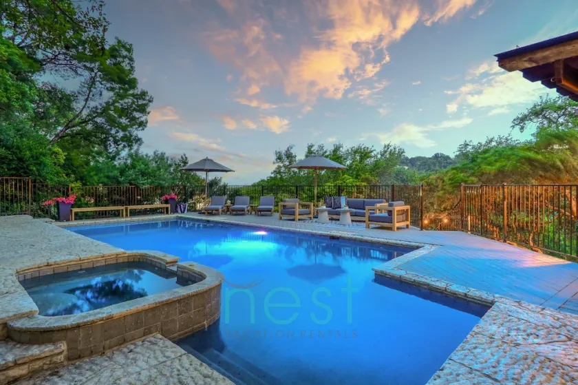 ***NEW*** 7 MINUTES TO DOWNTOWN | POOL | HOT TUB | POOL TABLE | FOOSBALL | FIRE PIT | 13 Queen Beds - Image 1