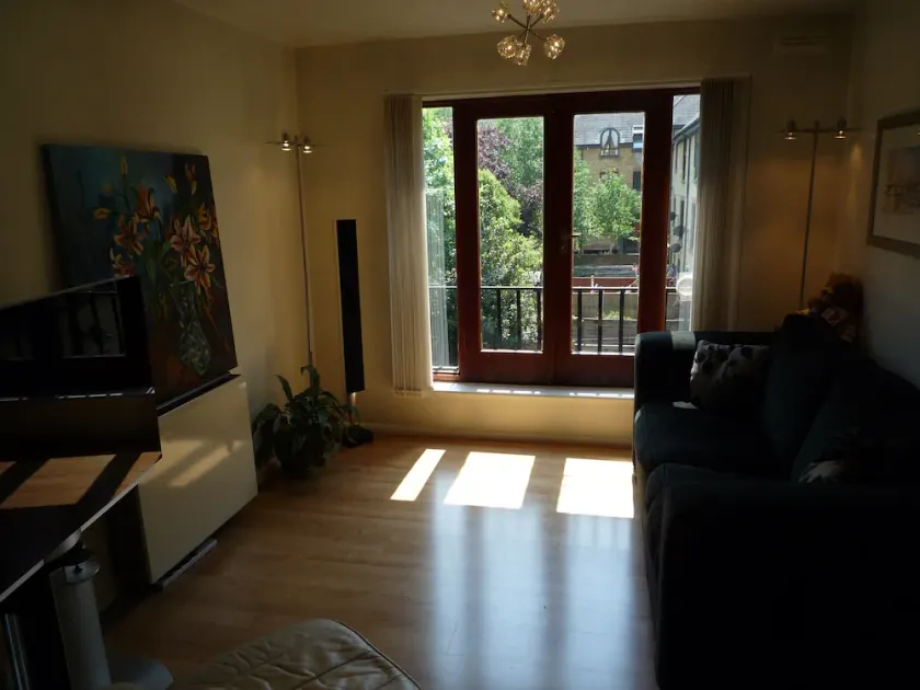 Modern London Tower Bridge apartment - Image 1