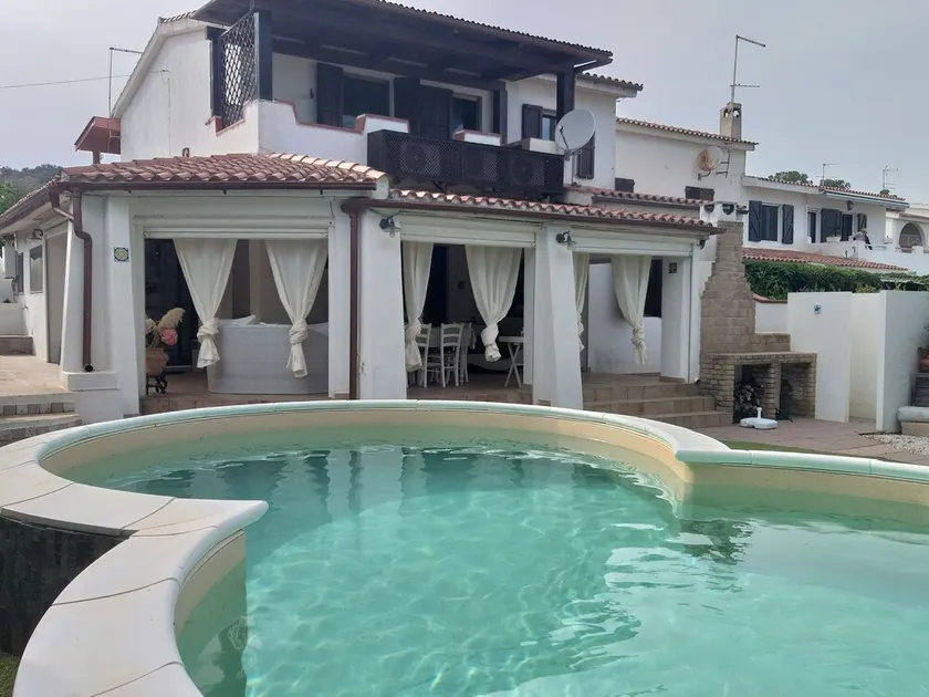 Elegante villetta con bellissima terrazza coperta e piscina. IUN P9015 - Image 1
