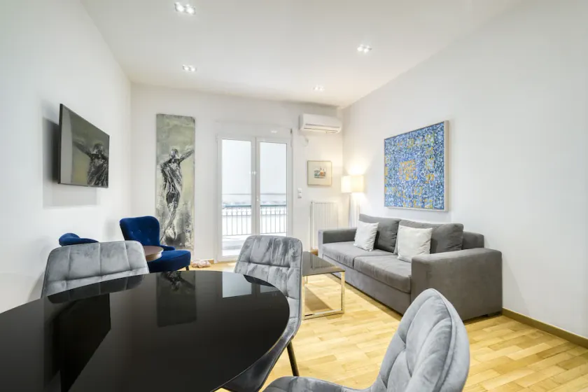 Stylish, Sunny New 2 Bedroom, Prime Central Athens - Image 1