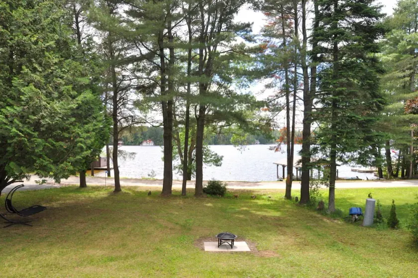 Cottage bonito de quatro estações com praia de areia no lago Muskoka - Image 1