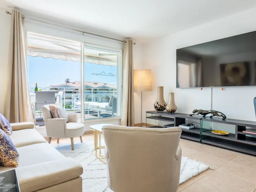 3-Room Luxury Apartment with Pool and Sea View Steps from the Beach - Image 1