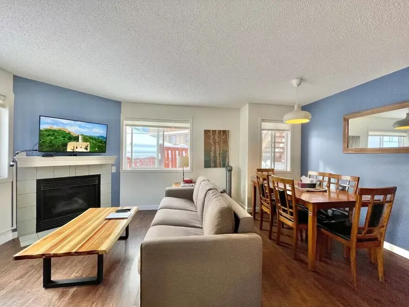 Entire Townhouse, 2 BR, Hot tub, 3 min to Banff - Image 1