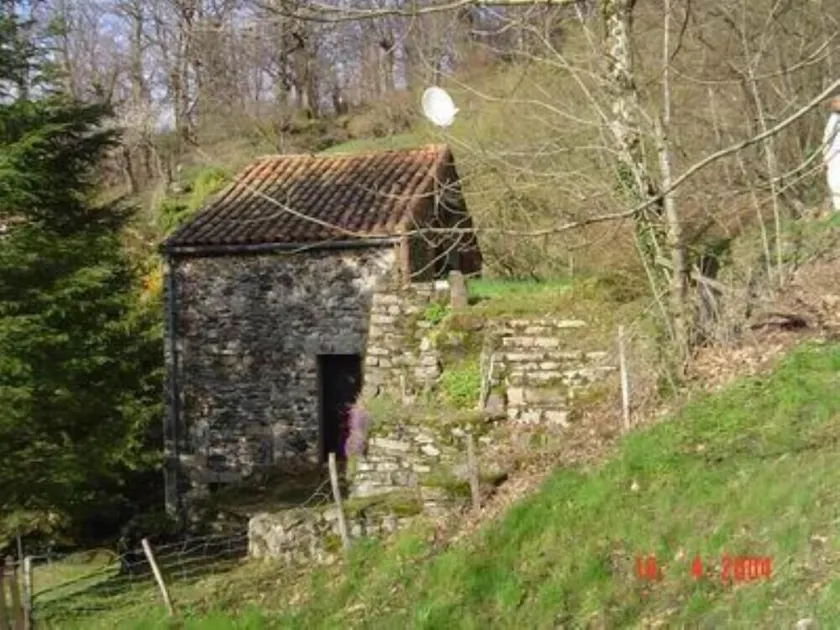 Country house between forest and river - Image 1