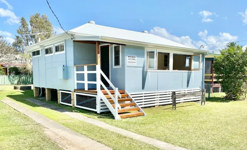 Central, River Frontage, Large Covered Rear Deck, Renovated Cottage! - Image 1