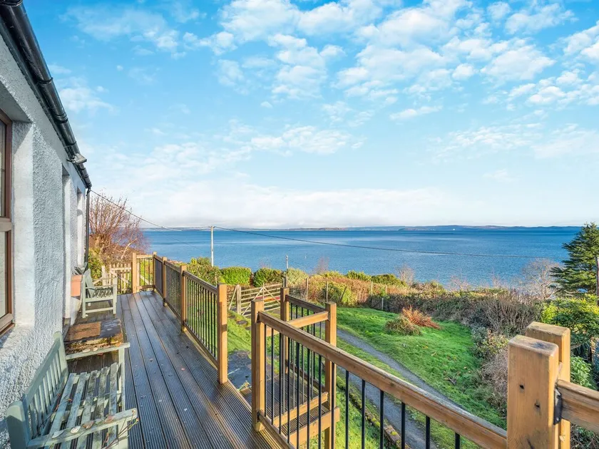 Enjoy stunning sea views from this traditional cottage on the coast of Arran. - Image 1