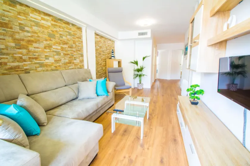 Beautiful apartment recently renovated with wifi and A c - Image 1