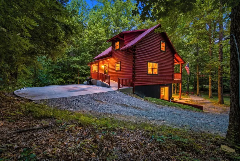 Log Cabin, UTK/Neyland, Smokies, 16acres, FP, HotTub, GameRoom, Fishing, Pets - Image 1