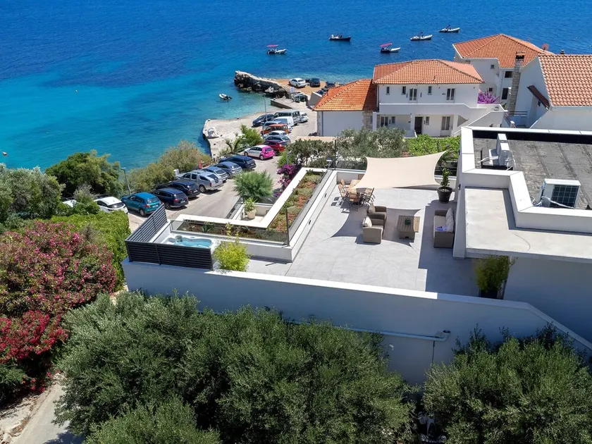 Exclusive 2 Bedroom Seafront Suite with jacuzzi - Image 1