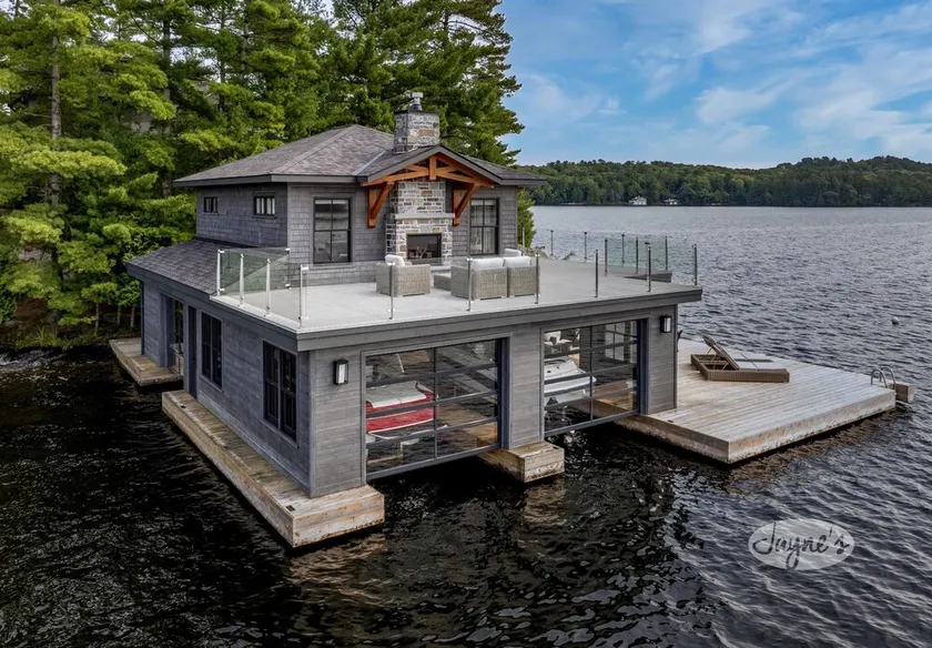 Ultimate Boathouse Entertaining, New 6 bdrm, 8 bath Cottage/Boathouse! Hot tub! - Image 1