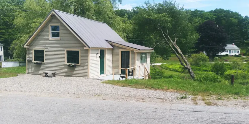 Sandy Point Brook side Coastal Cottage- Easy Shores - Image 1