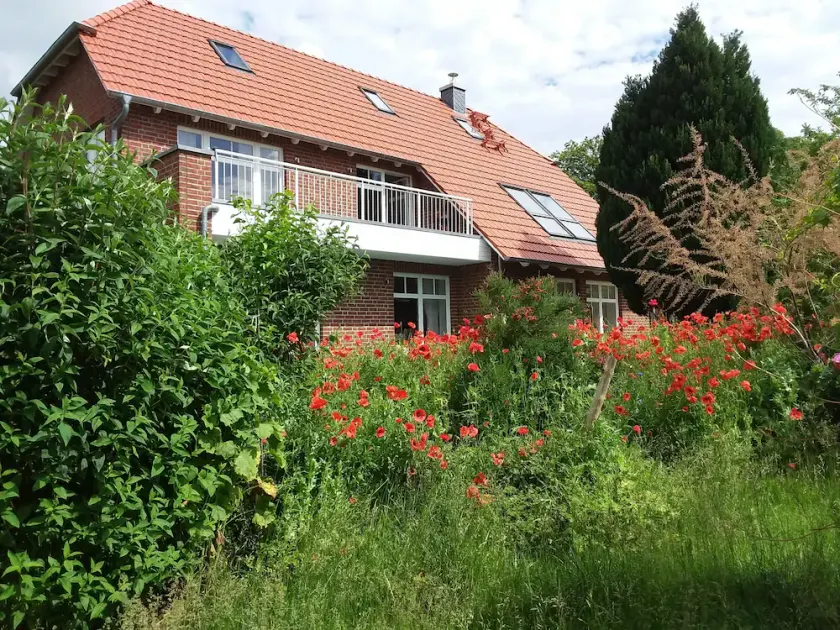 Tyst lägenhet på landet med stor trädgård och terrass för romantiker - Image 1