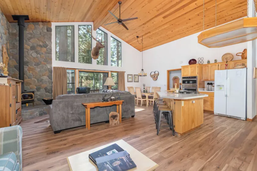 Classy Berghütte in Blue Lake Springs mit Snowflake Lodge und Sequoia Woods Country Club Zugang! 3BD 3BA Einstufiges Zuhause! - Image 1