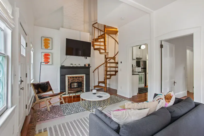 2-Story Carriage House on Forsyth Park! - Image 1
