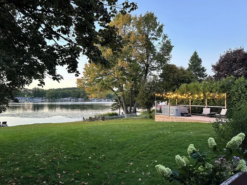 Newly Renovated Family Waterfront Cottage w/Hot Tub and Wood Stove - Image 1
