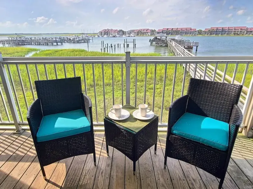 Premier Riverfront Byhus! Åben vand udsigt, fælles pool, og Dock! - Image 1