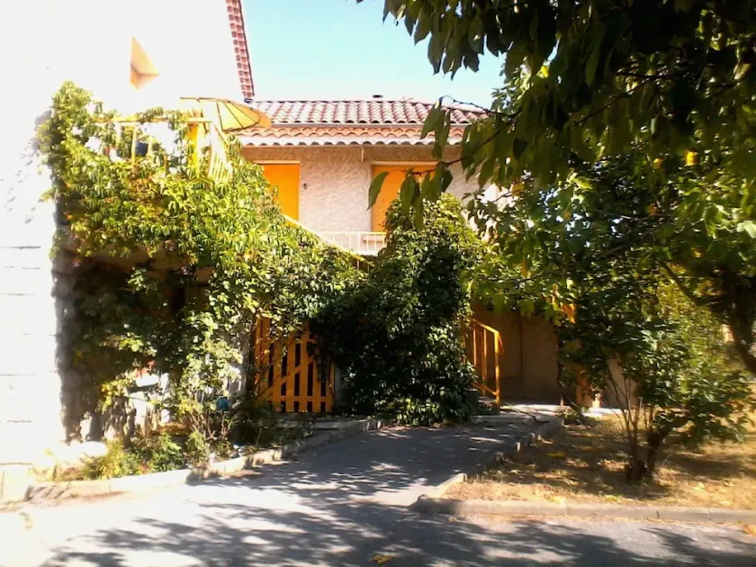 SUNNY HOUSE, Grundstück bebäumt - Image 1
