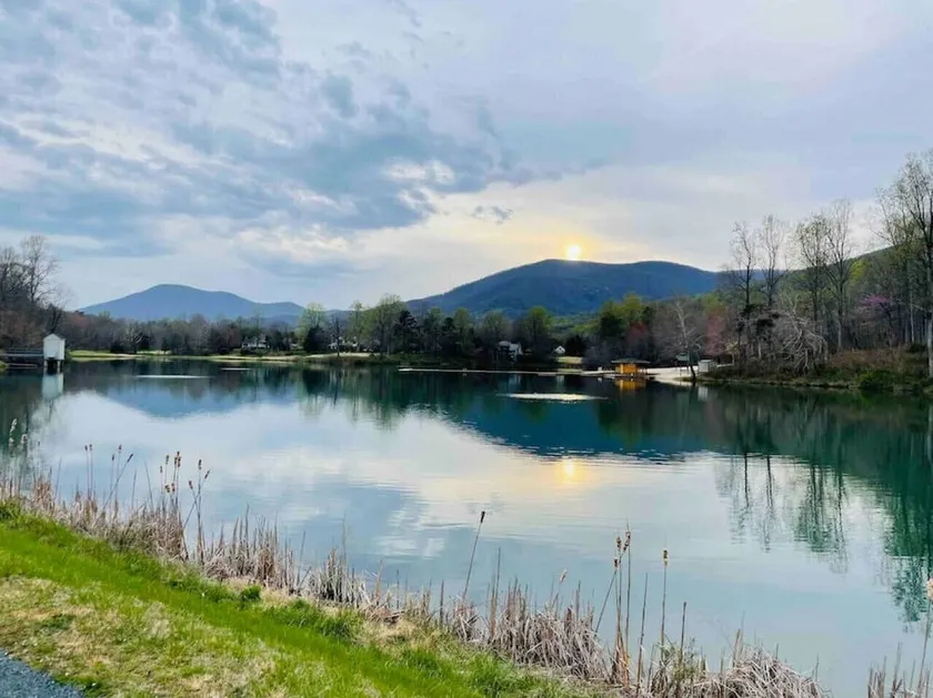 Beautiful Mountain Getaway• 5Bd, Wineries, Breweries, Golk, Hiking, New Arcade! - Image 1