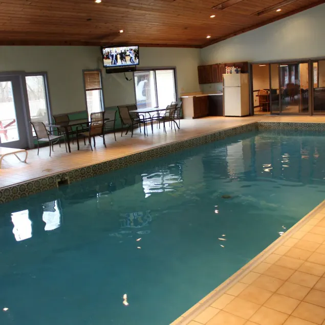 Inomhus-utomhus Uppvärmd Pool-gym- sovplatser 16- 6000 SF-Tennis borg - Image 1