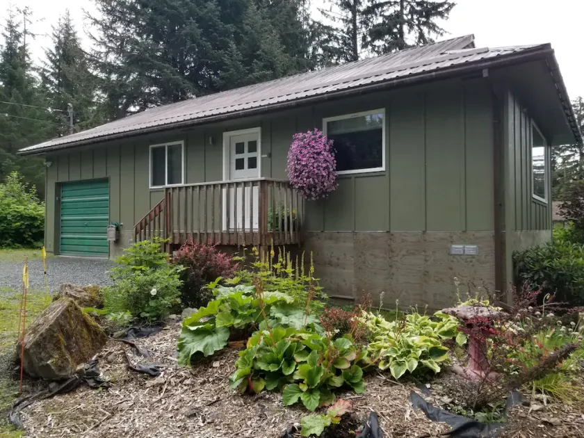 Charming Sunny Cottage, minutes from airport/ferry - self check in  - Image 1