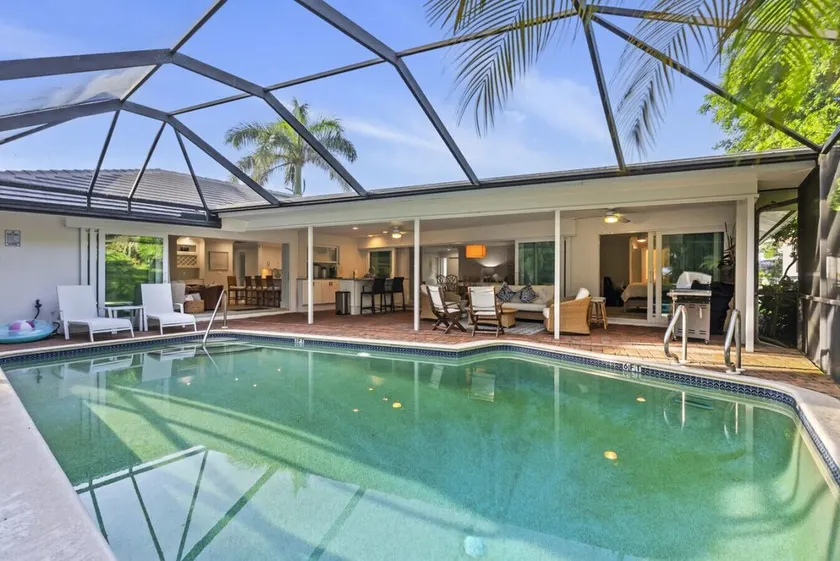 Luxury Beach House w Private Beach - Image 1