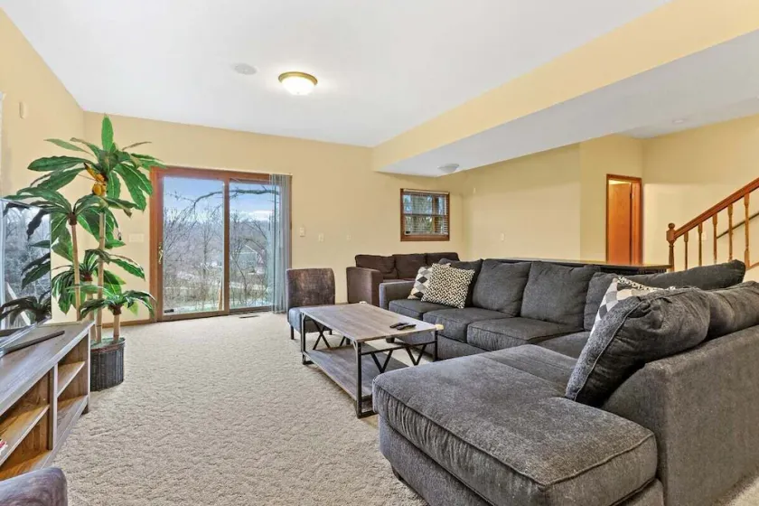 Twin Lakes Dog Friendly Home |Wooded Backyard |Balcony |Short Drive to Alpine & Wilmot Ski Resorts - Image 1