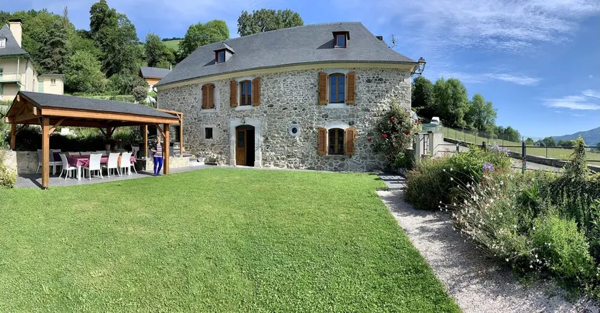 A beautifully renovated 18th-century house - Image 1