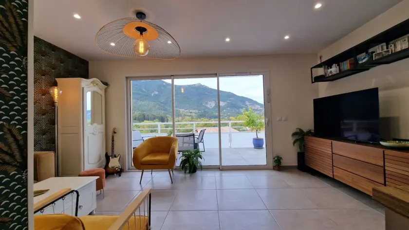 New top floor apartment with large terraces and breathtaking mountain views - Image 1