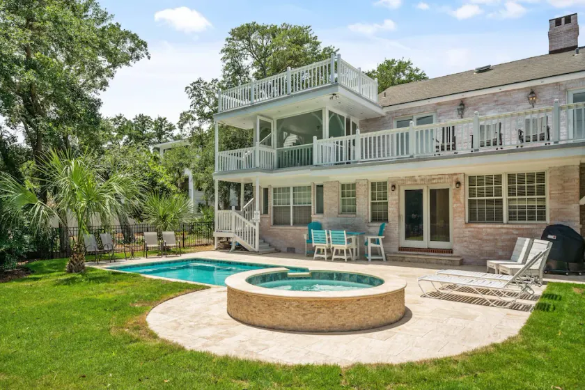 Relaxing retreat on East Beach St. Simons - 4 King Bedrooms with Heated Pool - Image 1