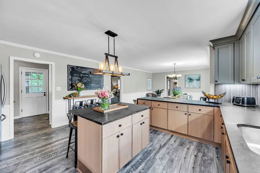 Family Friendly 7 bedrooms, 4.5 baths with game room & ping pong table - Image 1