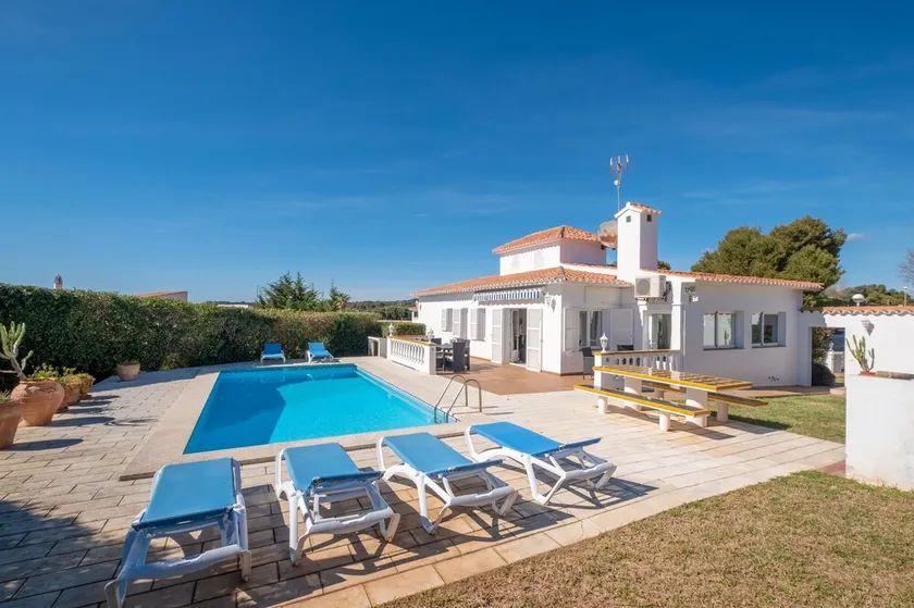 Semesteruthyrning - Villa med pool intill stranden, Es Canutells, Minorca - Image 1