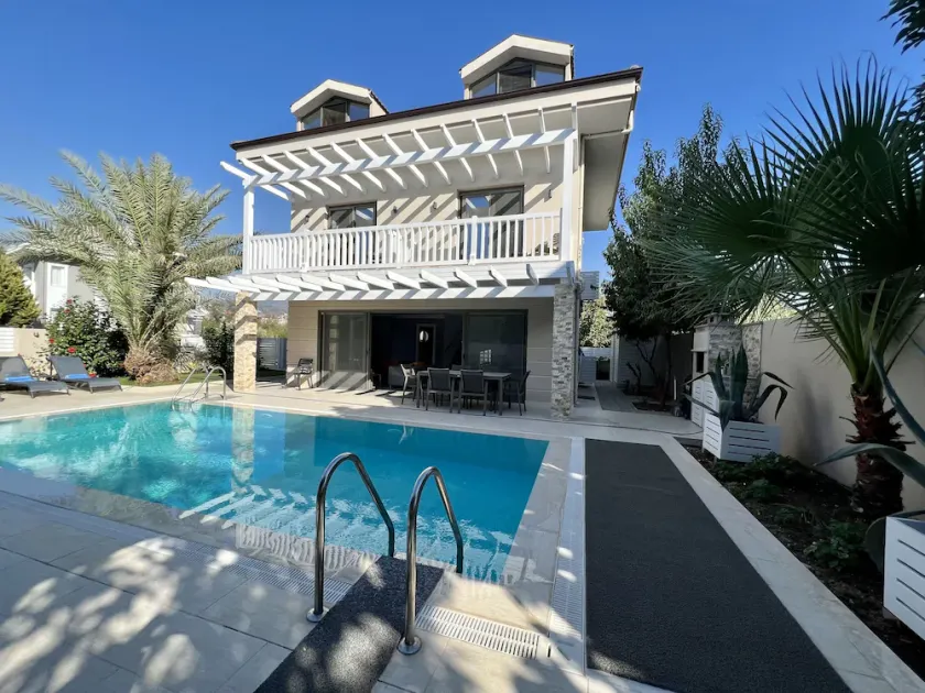 Stylish, Modern Villa, Airport Transfer on Arrival & Luxury Welcome Pack - Image 1