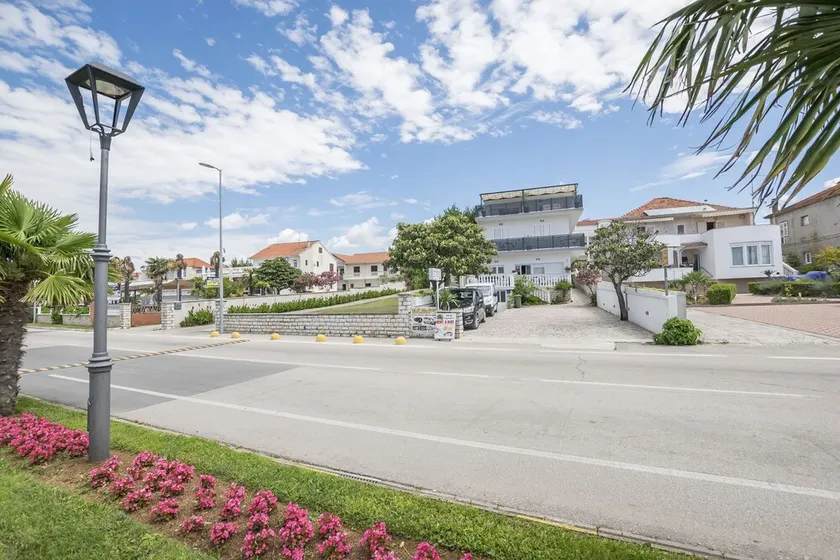 Apartmani Mare - Image 1