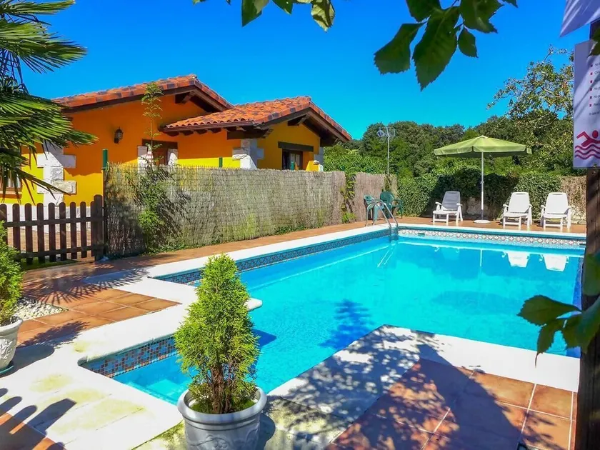 House with private garden and barbecue, pets are allowed, shared pool - Image 1