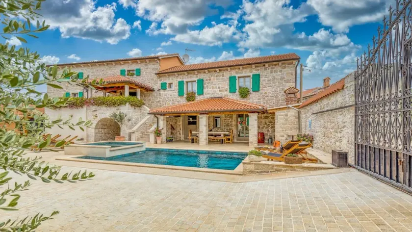 Rustic villa Kata with outdoor pool in Sveti Lovrec - Image 1