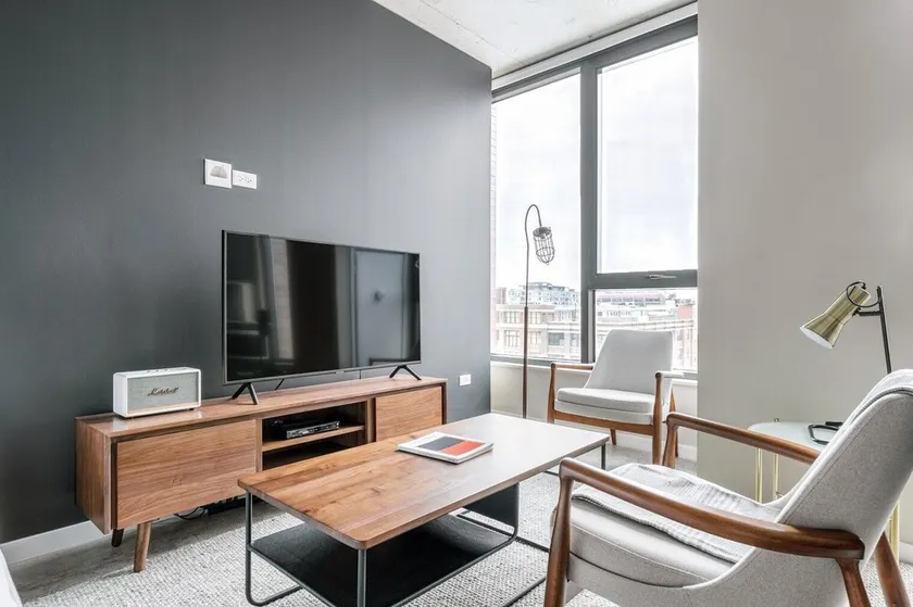 Ideal Loop Studio w/ Pool, Gym, nr. Merchandise Mart & the L, by Blueground - Image 1