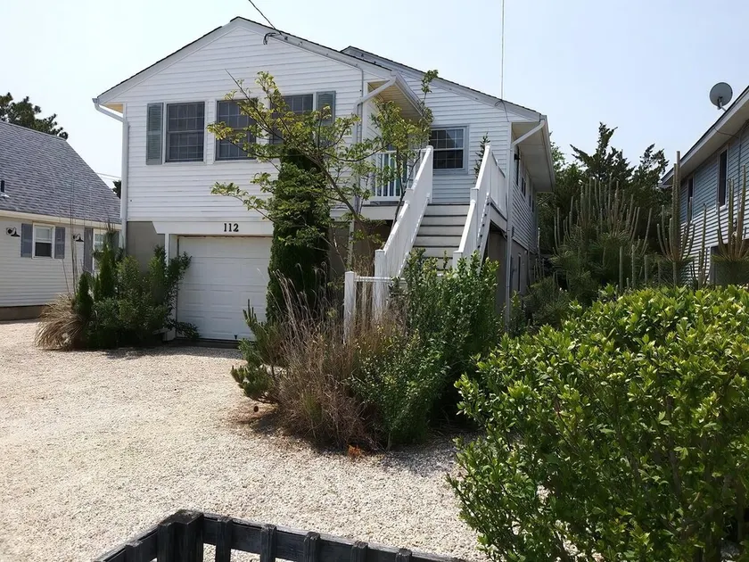Raised Ranch Style house Close To Beach, Shops and Eateries! - Image 1
