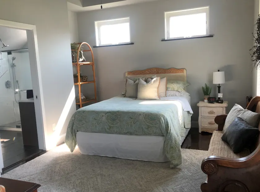 Newly Constructed Modern 1 Bedroom Apartment with Luxury Shower ~ Sleeps 3 - Image 1