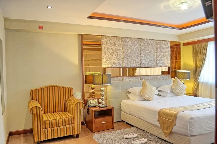 2 bedroom apartment in a leafy suburb - Image 1