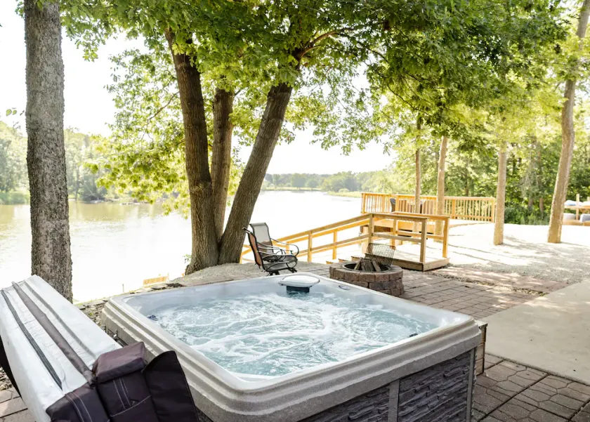 Cedar Bend Cabin con bañera de hidromasaje para 6 personas. - Image 1