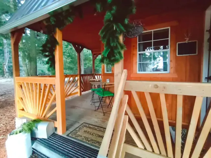 Cabin in the Cedars.Close to Lake,Town & Mountain - Image 1