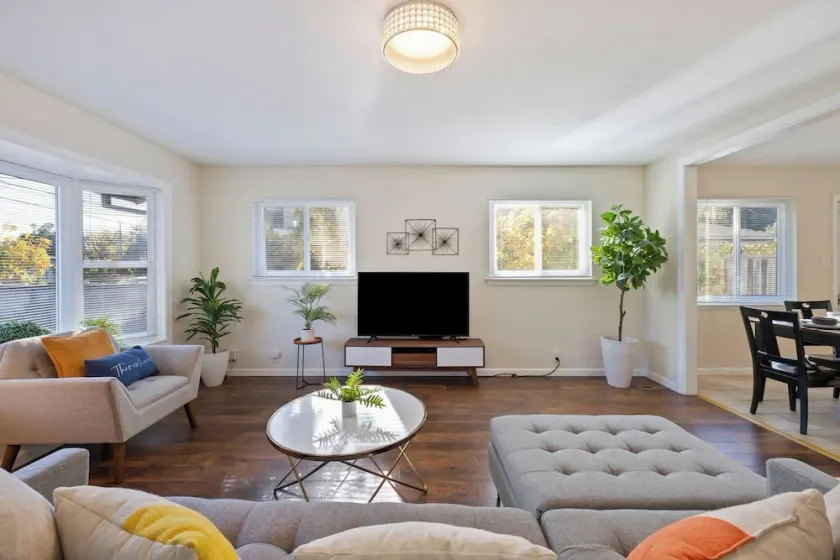 Luxo Stays |Stanford| 3bd/2ba #pet #comfy - Image 1