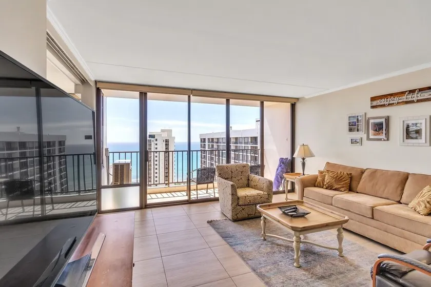37th Floor Condo with Sweeping Ocean Views & Free parking! - Image 1