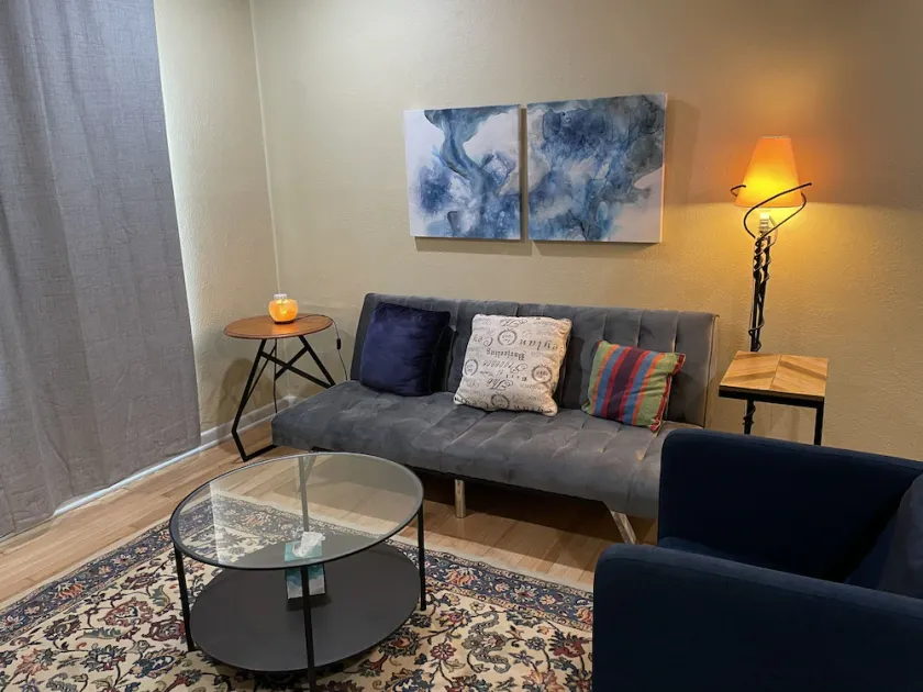 Downtown cozy upstairs one bedroom apt - Image 1