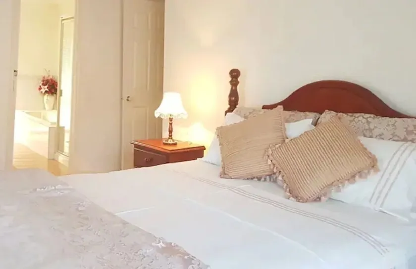 \"Roxy\" Spacious Cosy Getaway - Near Melbourne Airport - Image 1