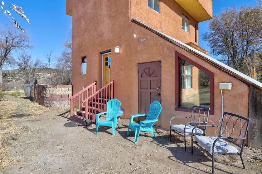 Newly Updated Dixon Wine House. 2 Bedroom 3 Story with room for 8.  - Image 1