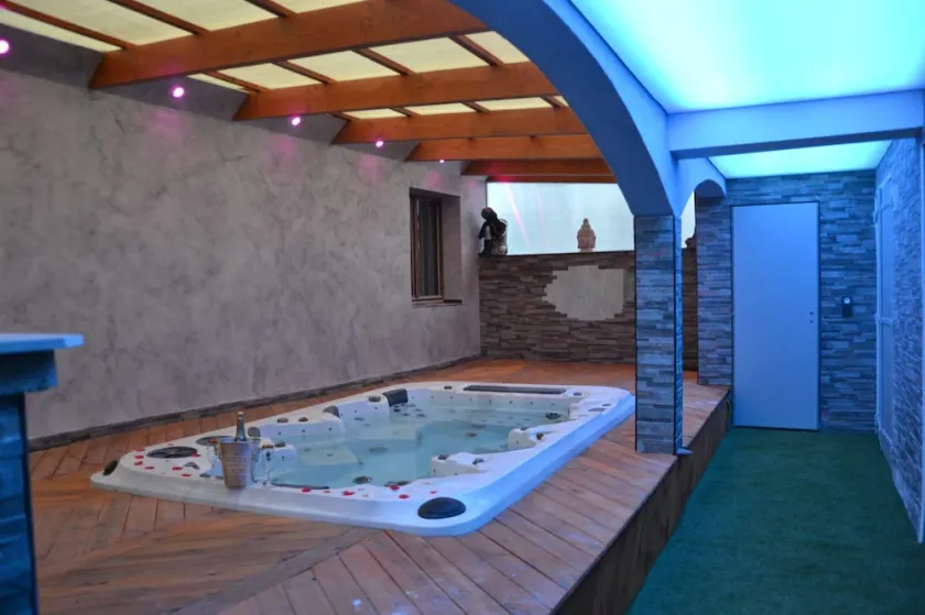 Romantic apartment with large spa - Image 1