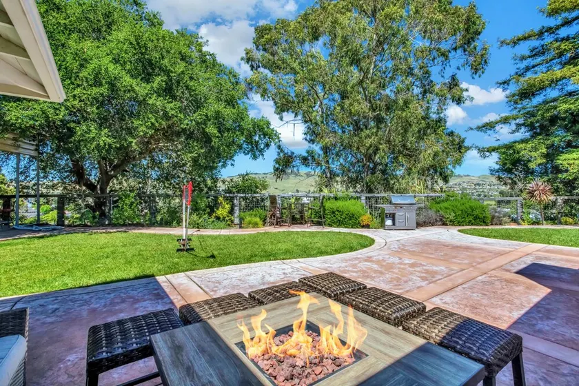 Fully Remodeled home on top of the hill in Wine country with Hot Tub 🍷 - Image 1